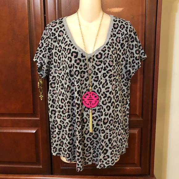 Torrid | Classic Fit V-Neck Pocket Tee Leopard - Picture 9 of 9